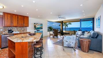 Condo, 2 quartos | Cozinha privada | Geladeira, cafeteira/chaleira, torradeira