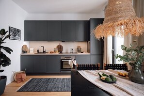 Køleskab, mikrobølgeovn, opvaskemaskine, kaffe-/temaskine