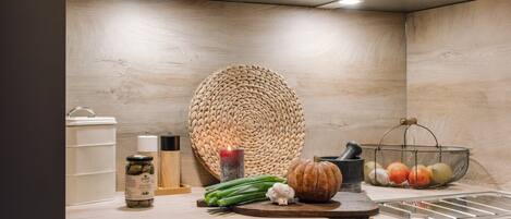 Jääkaappi, uuni, liesi, astianpesukone