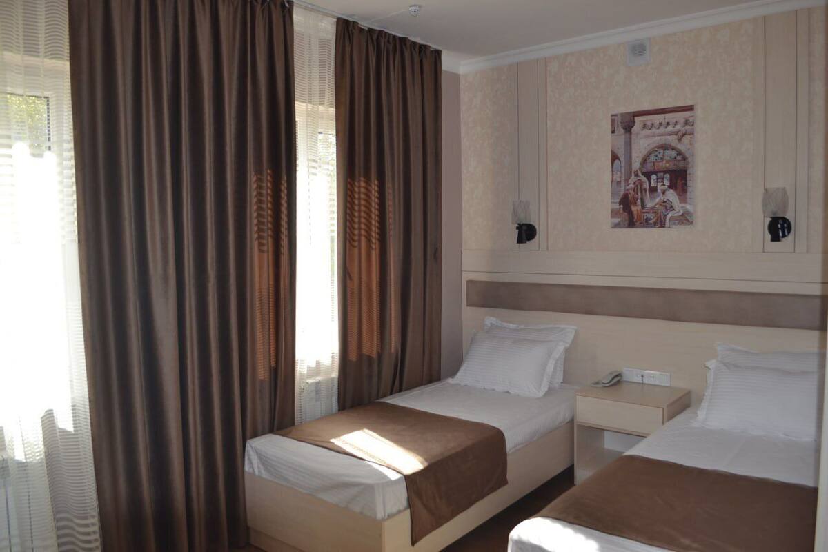 Habitación básica con 1 cama doble o 2 individuales | Wifi gratis y ropa de cama