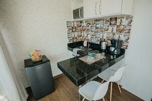 Quarto quádruplo superior | Cozinha americana privada | Frigobar, micro-ondas, cafeteira/chaleira, chaleira elétrica