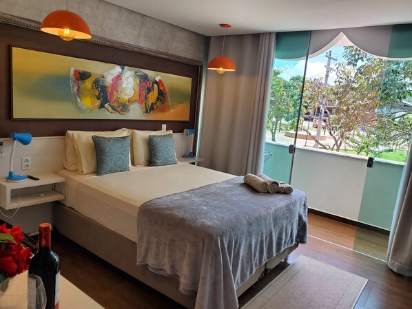 Surmatelas, minibar, bureau, espace de travail pour ordinateur portable