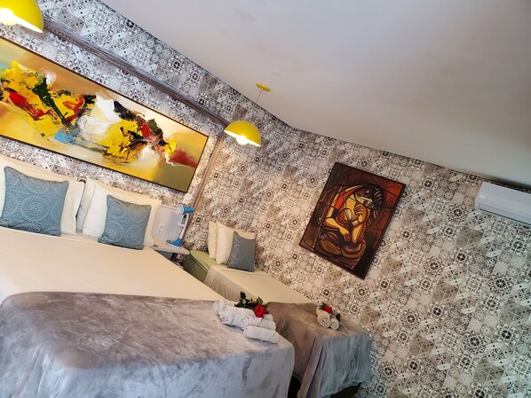 Quarto triplo conforto | Camas com colchões pillow-top, frigobar, escrivaninha