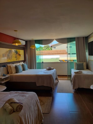 Quarto quádruplo luxo | Camas com colchões pillow-top, frigobar, escrivaninha