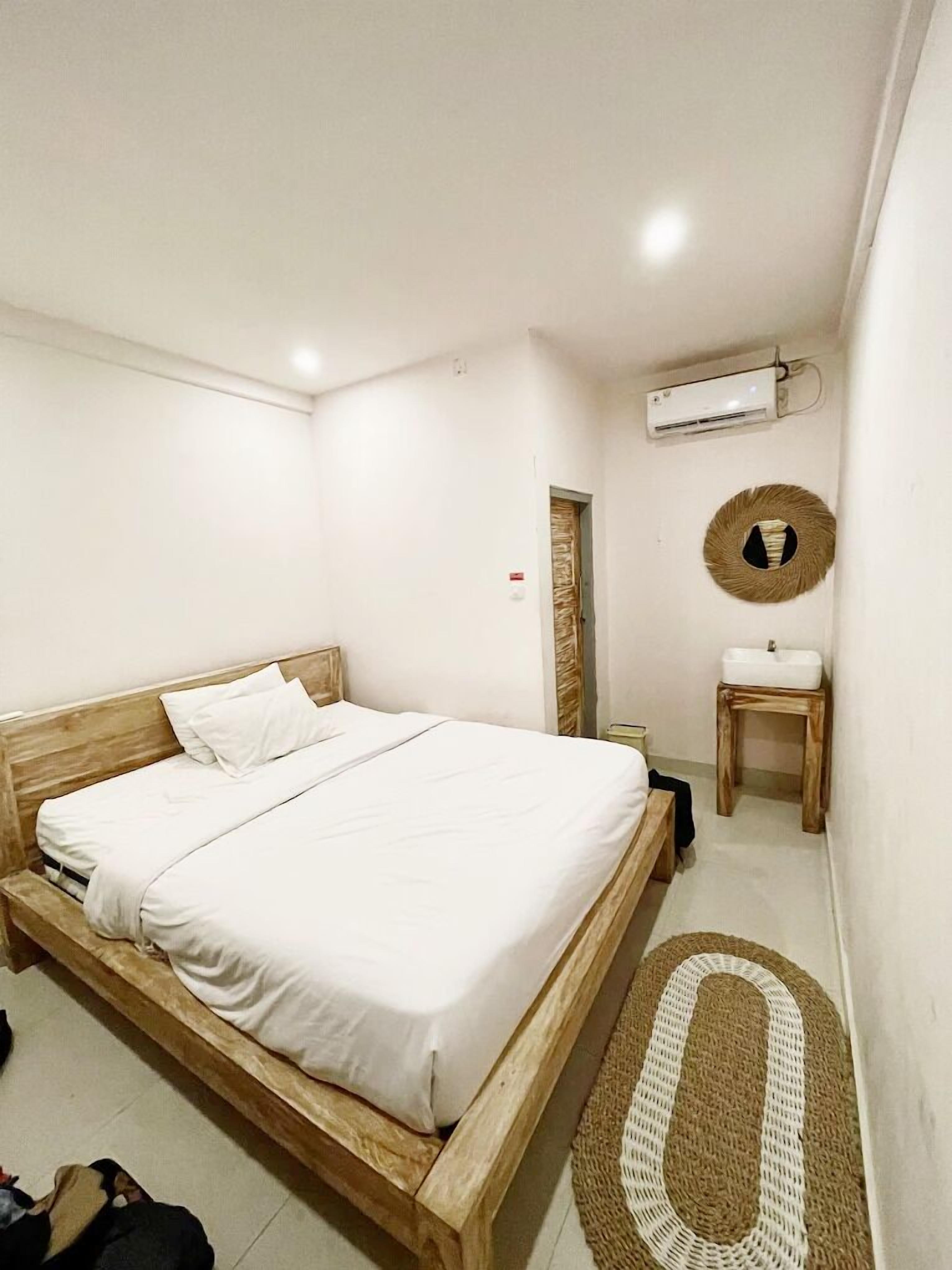 Bàn, truy cập Internet không dây miễn phí, bộ trải giường 