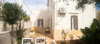 Two-storey recently renovated garden house . Family-sized 15' from the center