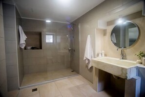 Haartrockner, Handtücher, Seife, Shampoo