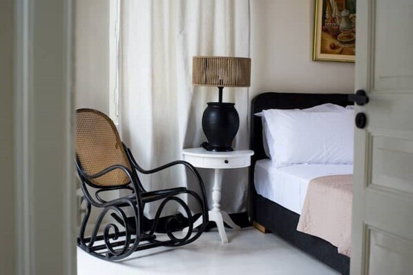 2 habitaciones, escritorio y tabla de planchar con plancha 