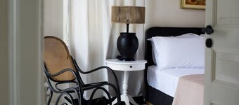 Two-storey recently renovated  garden house  . Family-sized  15' from the center