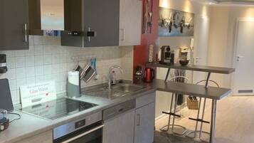 Fridge, oven, stovetop, dishwasher