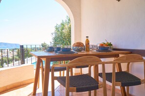 Outdoor dining - Casa Benissella, the place to relax. (Benissa)