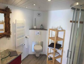 Een douche, een haardroger, handdoeken