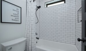 Douche, séchoir à cheveux, serviettes fournies, savon