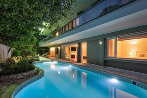 Piscine extérieure, parasols de plage, chaises longues
