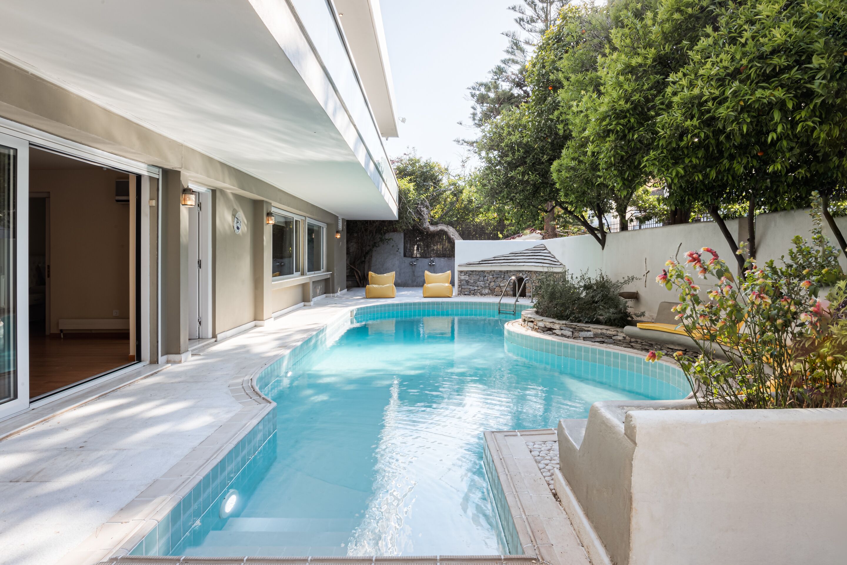 Piscine extérieure, parasols de plage, chaises longues