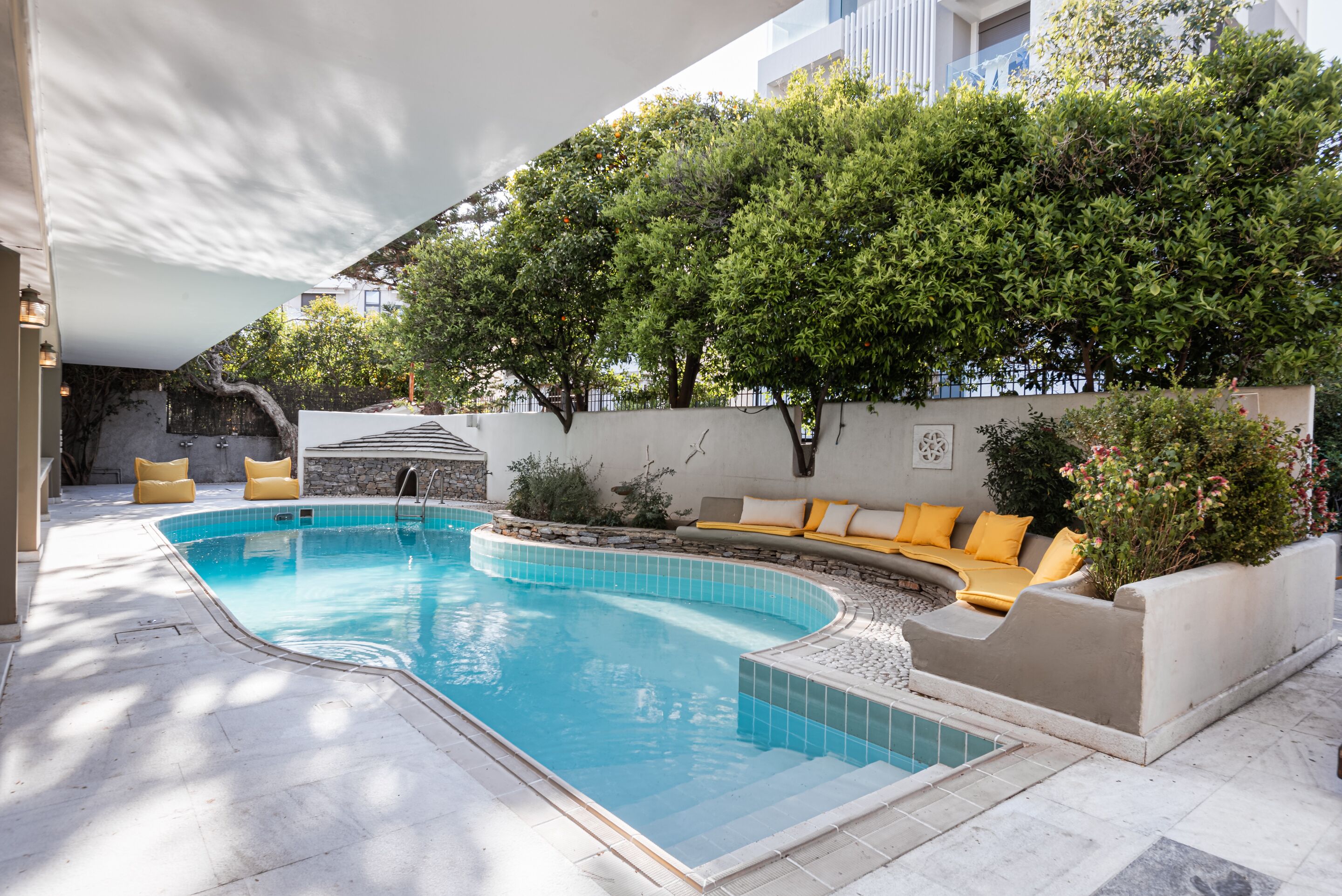 Piscine extérieure, parasols de plage, chaises longues