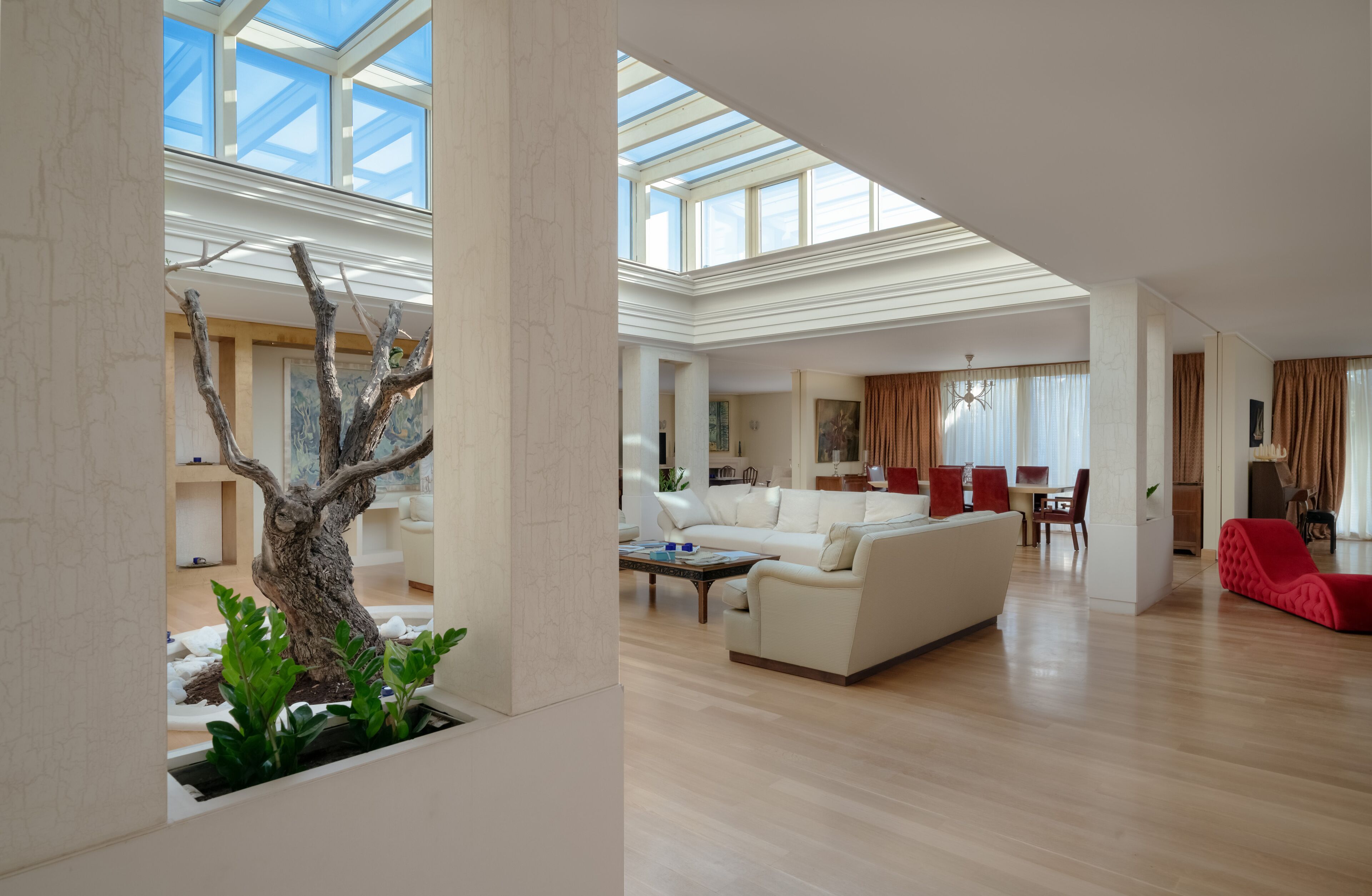 Smart TV 45-inci dengan saluran TV kabel, TV, dan perapian