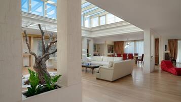 Smart TV 45-inci dengan saluran TV kabel, TV, dan perapian