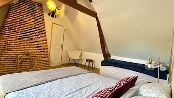 2 chambres, bureau, fer et planche Ă repasser, lit parapluie