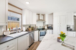 Private kitchen - The Nest on Hawks Ridge with Mountain Views (Aroda)