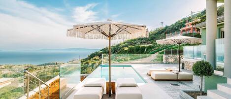 恒温泳池,日光浴躺椅