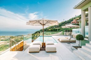 Piscine chauffée, chaises longues