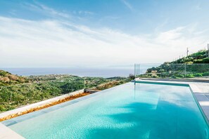 Piscina aquecida, espreguiçadeiras