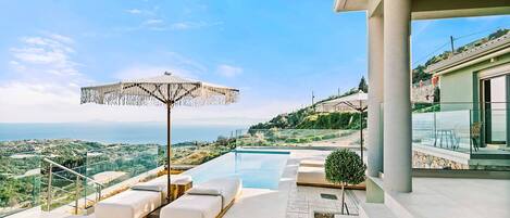 温水プール、サンラウンジャー