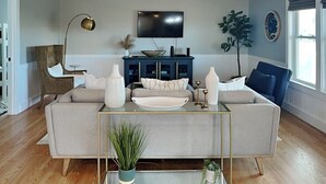 Un salon moderne avec un canapé, une table basse et des objets de décoration.