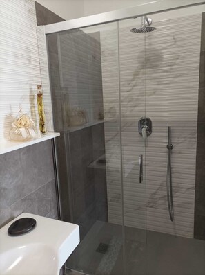 Dusche, Haartrockner, Bidet, Handtücher