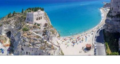 Tropea elegant two-room apartment 2/4 people with POOL a few steps from the SEA