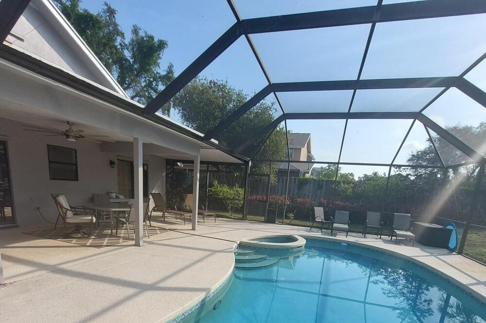 Your Private Pool with your King Studio. Very quiet, near everything.