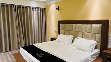 2 bedrooms, in-room safe, desk, blackout curtains