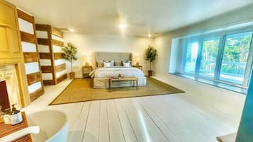 7 bedrooms, iron/ironing board, WiFi, bed sheets