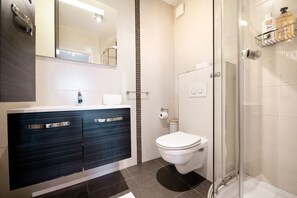 Ducha, artículos de tocador gratuitos, secador de pelo, toallas