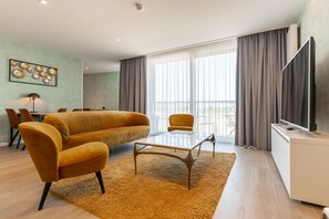 Smart-TV, Tischfußball, Tischtennisplatte