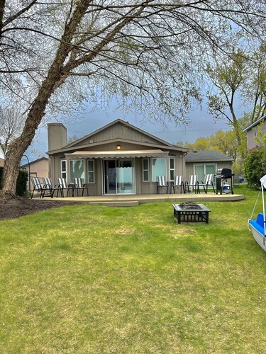 Cozy 3 bedroom fully furnished lake view house!