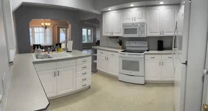 Cozy 3 bedroom fully furnished lake view house!