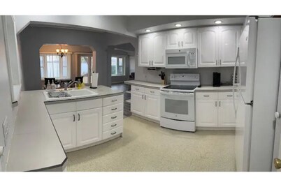 Cozy 3 bedroom fully furnished lake view house!