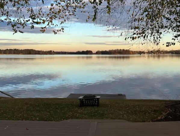 Property grounds - Cozy 3 bedroom fully furnished lake view house! (White Lake charter Township)