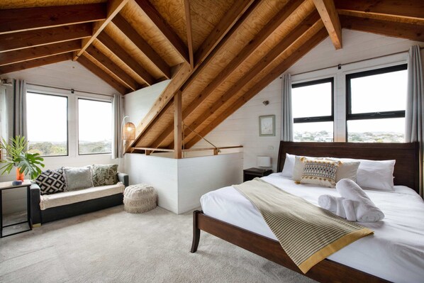 3 bedrooms, desk, iron/ironing board, WiFi - Tree Tops Torquay With Sauna & Fireplace (Torquay)