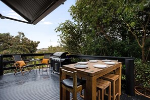 Outdoor dining - Tree Tops Torquay With Sauna & Fireplace (Torquay)
