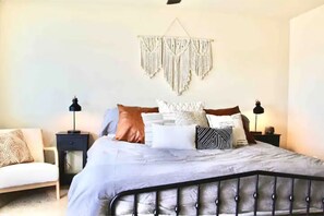 3 bedrooms, desk, iron/ironing board, WiFi - The Blue Ruby - nestled in Point Defiance (Tacoma)