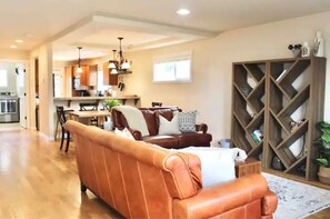 Smart TV, fireplace - The Blue Ruby - nestled in Point Defiance (Tacoma)