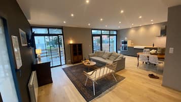 Appartamento Grand | Area soggiorno | TV LED 50 pollici con canali satellitari, TV, pavimenti riscaldati
