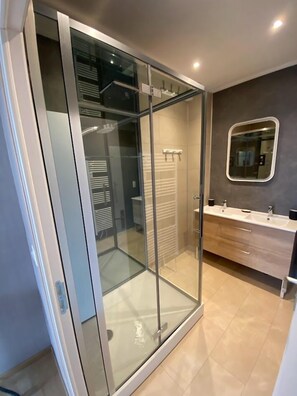 Grand Apartment | Bathroom | Shower, hydromassage showerhead, free toiletries, hair dryer