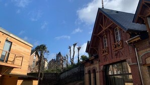 Un edificio tradicional de ladrillo con techo a dos aguas y una chimenea destacada.