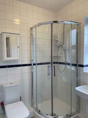 Suihku, hiustenkuivaaja, pyyhkeet, vessapaperi