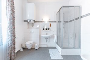 Apartment | Bathroom | Shower, free toiletries, hair dryer, towels