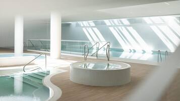 Una piscina techada